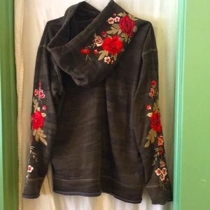 Johnny Was  camo sweat shirt, size small